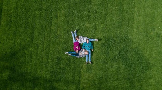 family_guillermo-sanchez-630049-unsplash-800×445